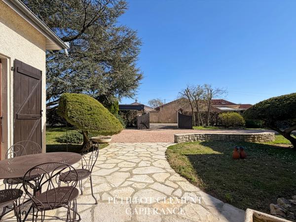 MAISON BOURGEOISE DES ANNÉES 70 AVEC PISCINE ET BEAUX VOLUMES DANS UN ENVIRONNEMENT PRIVILÉGIÉ À VILLATE