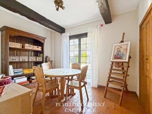 MAISON BOURGEOISE DES ANNÉES 70 AVEC PISCINE ET BEAUX VOLUMES DANS UN ENVIRONNEMENT PRIVILÉGIÉ À VILLATE