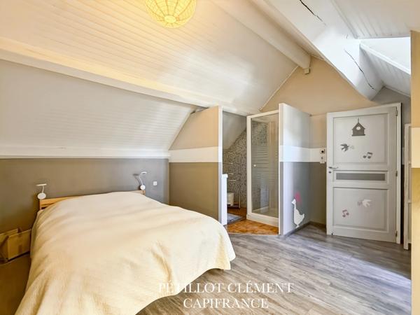 MAISON BOURGEOISE DES ANNÉES 70 AVEC PISCINE ET BEAUX VOLUMES DANS UN ENVIRONNEMENT PRIVILÉGIÉ À VILLATE