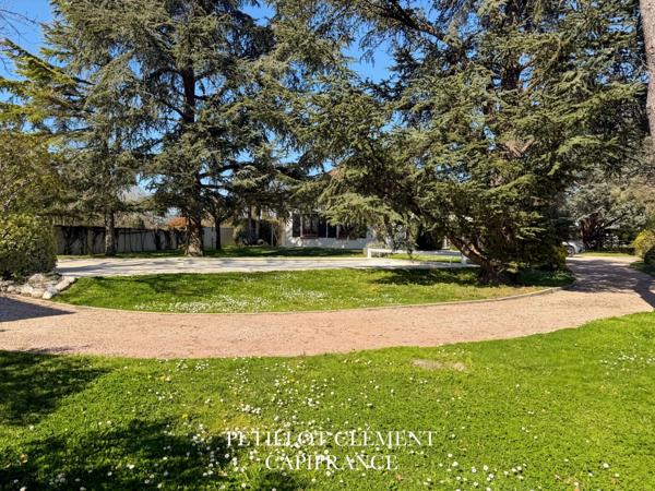 MAISON BOURGEOISE DES ANNÉES 70 AVEC PISCINE ET BEAUX VOLUMES DANS UN ENVIRONNEMENT PRIVILÉGIÉ À VILLATE
