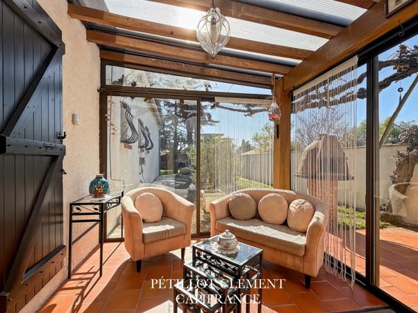 MAISON BOURGEOISE DES ANNÉES 70 AVEC PISCINE ET BEAUX VOLUMES DANS UN ENVIRONNEMENT PRIVILÉGIÉ À VILLATE