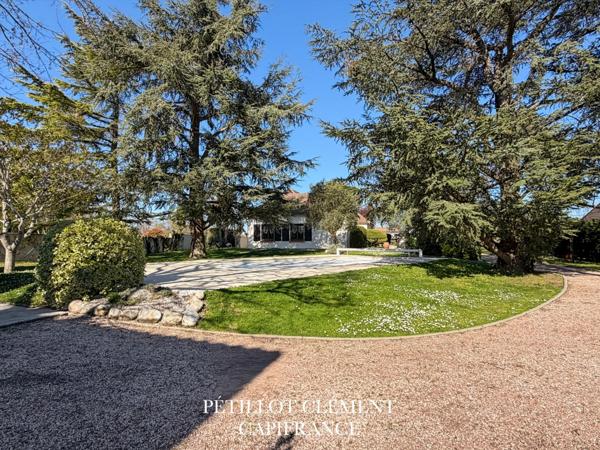 MAISON BOURGEOISE DES ANNÉES 70 AVEC PISCINE ET BEAUX VOLUMES DANS UN ENVIRONNEMENT PRIVILÉGIÉ À VILLATE