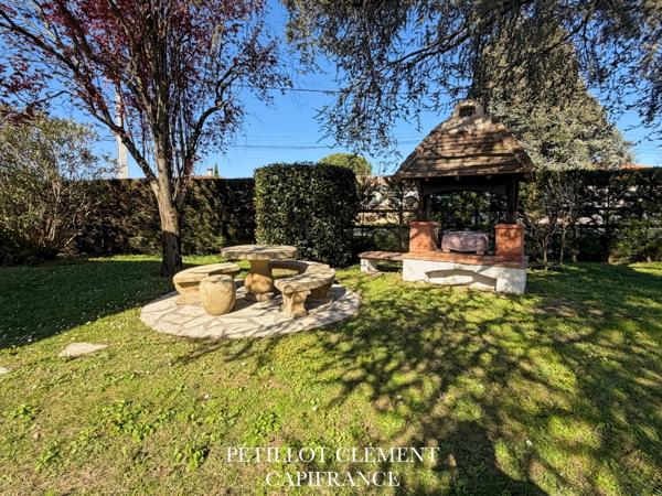 MAISON BOURGEOISE DES ANNÉES 70 AVEC PISCINE ET BEAUX VOLUMES DANS UN ENVIRONNEMENT PRIVILÉGIÉ À VILLATE