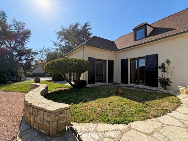 MAISON BOURGEOISE DES ANNÉES 70 AVEC PISCINE ET BEAUX VOLUMES DANS UN ENVIRONNEMENT PRIVILÉGIÉ À VILLATE