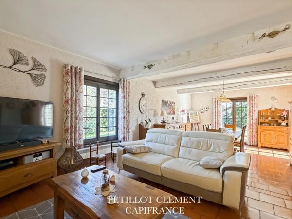 MAISON BOURGEOISE DES ANNÉES 70 AVEC PISCINE ET BEAUX VOLUMES DANS UN ENVIRONNEMENT PRIVILÉGIÉ À VILLATE