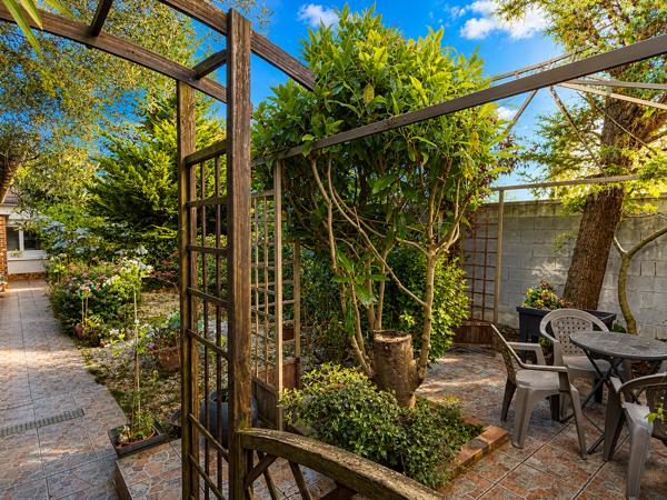 Maison
         5 pièces
        - 100 m² Exclusivité 500 000 € *