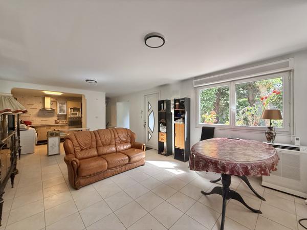 Maison
         5 pièces
        - 100 m² Exclusivité 500 000 € *