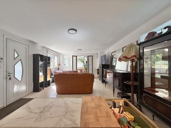 Maison
         5 pièces
        - 100 m² Exclusivité 500 000 € *