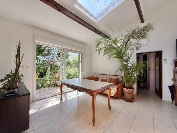 Maison
         5 pièces
        - 100 m² Exclusivité 500 000 € *