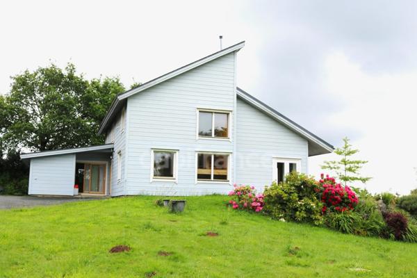 Maison à vendre 7 pièces QUIMPER (29) Ossature bois, panneaux solaires sur 12530 m2 de terrain