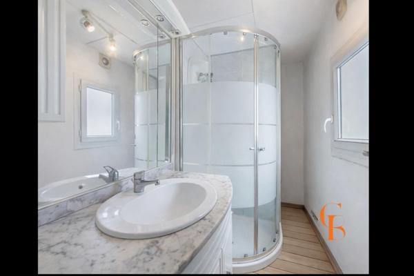 Chalet + 2 bâtisses à rénover + hangar