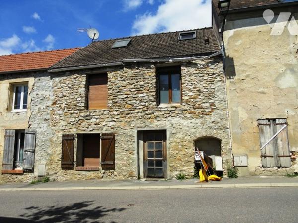 CHEZY SUR MARNE - Maison à rénover d'environ 78 m² avec 4 pièces : séjour, 2 chambres, pièce.