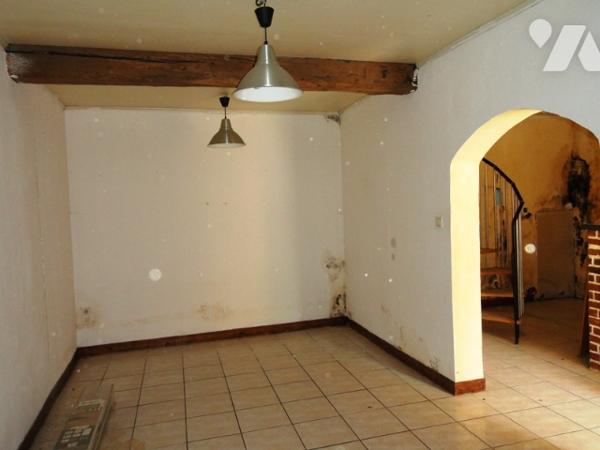CHEZY SUR MARNE - Maison à rénover d'environ 78 m² avec 4 pièces : séjour, 2 chambres, pièce.