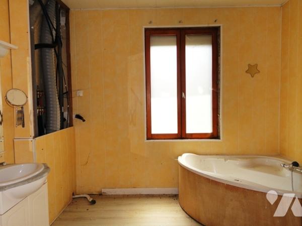 CHEZY SUR MARNE - Maison à rénover d'environ 78 m² avec 4 pièces : séjour, 2 chambres, pièce.