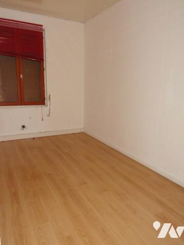 CHEZY SUR MARNE - Maison à rénover d'environ 78 m² avec 4 pièces : séjour, 2 chambres, pièce.