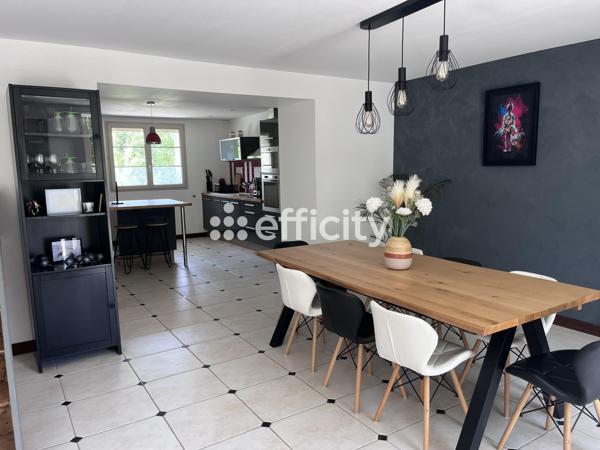 Maison
         6 pièces
        - 180 m² 337 800 € *