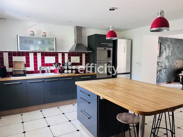 Maison
         6 pièces
        - 180 m² 337 800 € *