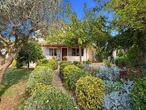 Mas avec appartement et grand hangar