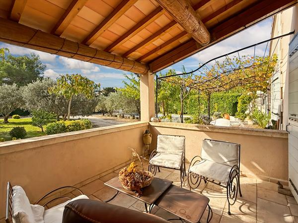 Mas avec appartement et grand hangar