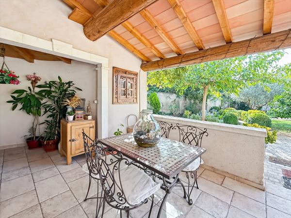 Mas avec appartement et grand hangar