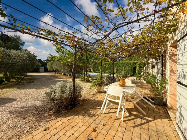 Mas avec appartement et grand hangar