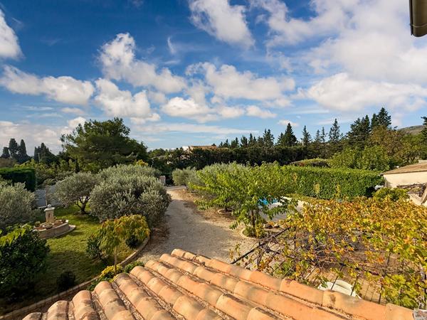 Mas avec appartement et grand hangar