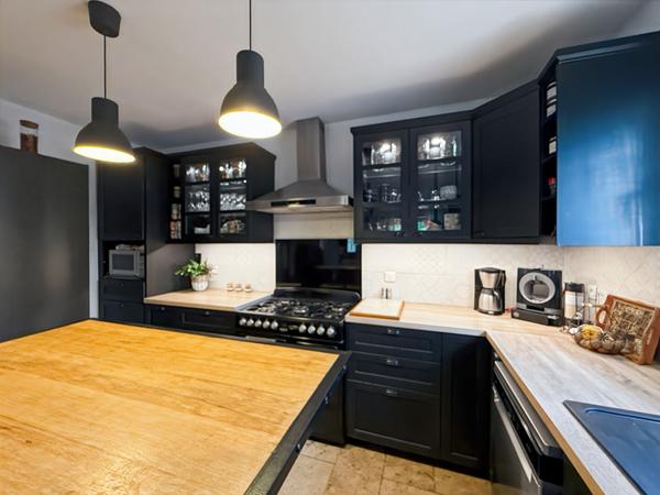 Mas avec appartement et grand hangar