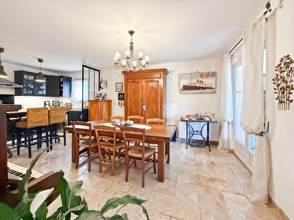 Mas avec appartement et grand hangar