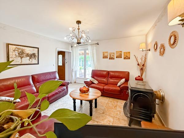 Mas avec appartement et grand hangar