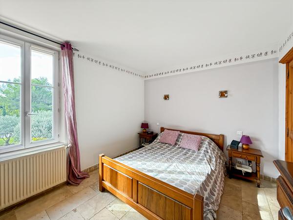 Mas avec appartement et grand hangar