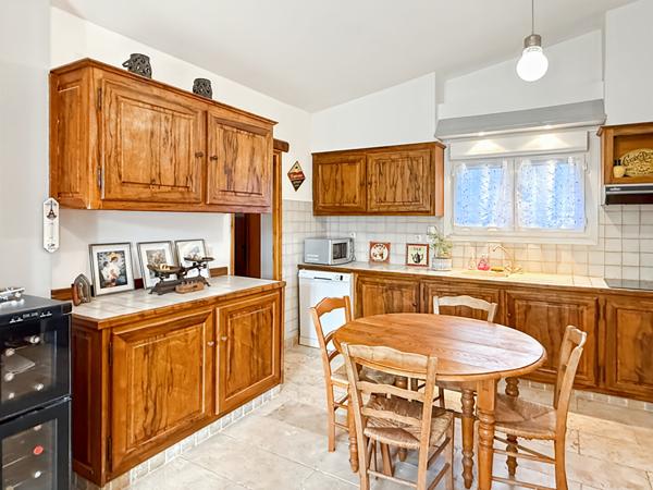 Mas avec appartement et grand hangar