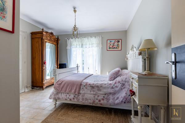 Maison
                                                                                                                                                                                                                                                                                                                        9 pièce(s)                                                                                                                                                                                                          5 chambre(s)                                                                                                                                                                                                          280  m²