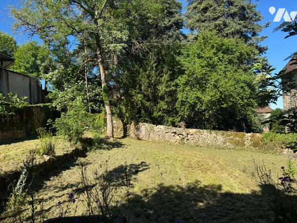 Maison en pierres à restaurer avec jardin -  Livernon
