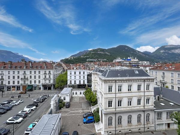 Au cœur d’un bel immeuble ancien en pierre de caractère, découvrez ce superbe appartement familial en duplex situé au quatrième et dernier étage avec ascenseur 

Développant 135 m² Carrez et environ 150 m² de surface utile, ce bien rare séduit immédiatement par ses volumes généreux, sa luminosité, son calme remarquable et son charme authentique préservé.

Traversant, bénéficiant d'une double exposition et d'une magnifique vue dégagée sur les montagnes et la Bastille, l'appartement offre un cadre de vie privilégié tout en profitant d'une très belle cour intérieure arborée et pleine de caractère.

Un premier niveau lumineux et fonctionnel

L'espace de vie principal s'organise autour d'une vaste pièce de réception baignée de lumière grâce à ses grandes ouvertures équipées de double vitrage et de volets roulants électriques.

La cuisine indépendante, entièrement équipée (plaque de cuisson, four et hotte), dispose également d'un espace repas agréable.

L'espace nuit comprend :

Trois belles chambres de caractère
Deux chambres avec placards intégrés
Deux cheminées décoratives apportant charme et authenticité
Une salle d'eau avec douche
Un WC indépendant avec lave-mains
Un vaste cellier pouvant facilement être aménagé en dressing

L'ensemble est sublimé par un véritable parquet massif présent dans toutes les pièces.

Un étage atypique plein de charme

Accessible par un élégant escalier autoportant, le niveau supérieur accueille une grande chambre sous les toits bénéficiant de poutres apparentes, d'un point d'eau et de nombreux espaces de rangement.

Cet ancien galetas aménagé constitue un espace idéal pour une suite parentale, un bureau ou une chambre d'amis.

Des fenêtres de toit (Velux) assurent un excellent apport de lumière naturelle.

Prestations et confort
Chauffage individuel au gaz (chaudière d'environ 10 ans)
Climatisation sur les deux niveaux
Double vitrage
Volets roulants électriques (hors cuisine)
Fibre optique
Ascenseur de plain-pied
Local à vélos
Cave d'environ 16 m²
Galetas complémentaire de 12m²
Très faibles charges de copropriété : environ 1 200 €/an
Taxe foncière : 3 500 €/an
Une copropriété pleine de cachet

Ancienne bâtisse de caractère comprenant notamment une ancienne écurie, la copropriété séduit par sa magnifique cour intérieure végétalisée, son ambiance paisible et quelques places de stationnement.

Les atouts qui font la différence

✓ Dernier étage avec ascenseur
✓ Vue dégagée sur la Bastille et les montagnes
✓ Appartement traversant et très lumineux
✓ Calme absolu
✓ Charme de l'ancien : parquet massif, cheminées, belle hauteur sous plafond
✓ Duplex atypique et familial
✓ Cave et galetas
✓ Climatisation sur les deux niveaux
✓ Faibles charges de copropriété

Un bien rare alliant le cachet de l'ancien, des volumes généreux et une situation privilégiée, idéal pour les amateurs d'appartements de caractère recherchant calme, lumière et vue exceptionnelle.