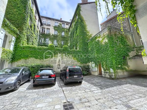 Au cœur d’un bel immeuble ancien en pierre de caractère, découvrez ce superbe appartement familial en duplex situé au quatrième et dernier étage avec ascenseur 

Développant 135 m² Carrez et environ 150 m² de surface utile, ce bien rare séduit immédiatement par ses volumes généreux, sa luminosité, son calme remarquable et son charme authentique préservé.

Traversant, bénéficiant d'une double exposition et d'une magnifique vue dégagée sur les montagnes et la Bastille, l'appartement offre un cadre de vie privilégié tout en profitant d'une très belle cour intérieure arborée et pleine de caractère.

Un premier niveau lumineux et fonctionnel

L'espace de vie principal s'organise autour d'une vaste pièce de réception baignée de lumière grâce à ses grandes ouvertures équipées de double vitrage et de volets roulants électriques.

La cuisine indépendante, entièrement équipée (plaque de cuisson, four et hotte), dispose également d'un espace repas agréable.

L'espace nuit comprend :

Trois belles chambres de caractère
Deux chambres avec placards intégrés
Deux cheminées décoratives apportant charme et authenticité
Une salle d'eau avec douche
Un WC indépendant avec lave-mains
Un vaste cellier pouvant facilement être aménagé en dressing

L'ensemble est sublimé par un véritable parquet massif présent dans toutes les pièces.

Un étage atypique plein de charme

Accessible par un élégant escalier autoportant, le niveau supérieur accueille une grande chambre sous les toits bénéficiant de poutres apparentes, d'un point d'eau et de nombreux espaces de rangement.

Cet ancien galetas aménagé constitue un espace idéal pour une suite parentale, un bureau ou une chambre d'amis.

Des fenêtres de toit (Velux) assurent un excellent apport de lumière naturelle.

Prestations et confort
Chauffage individuel au gaz (chaudière d'environ 10 ans)
Climatisation sur les deux niveaux
Double vitrage
Volets roulants électriques (hors cuisine)
Fibre optique
Ascenseur de plain-pied
Local à vélos
Cave d'environ 16 m²
Galetas complémentaire de 12m²
Très faibles charges de copropriété : environ 1 200 €/an
Taxe foncière : 3 500 €/an
Une copropriété pleine de cachet

Ancienne bâtisse de caractère comprenant notamment une ancienne écurie, la copropriété séduit par sa magnifique cour intérieure végétalisée, son ambiance paisible et quelques places de stationnement.

Les atouts qui font la différence

✓ Dernier étage avec ascenseur
✓ Vue dégagée sur la Bastille et les montagnes
✓ Appartement traversant et très lumineux
✓ Calme absolu
✓ Charme de l'ancien : parquet massif, cheminées, belle hauteur sous plafond
✓ Duplex atypique et familial
✓ Cave et galetas
✓ Climatisation sur les deux niveaux
✓ Faibles charges de copropriété

Un bien rare alliant le cachet de l'ancien, des volumes généreux et une situation privilégiée, idéal pour les amateurs d'appartements de caractère recherchant calme, lumière et vue exceptionnelle.