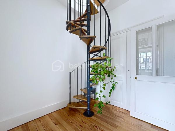 Au cœur d’un bel immeuble ancien en pierre de caractère, découvrez ce superbe appartement familial en duplex situé au quatrième et dernier étage avec ascenseur 

Développant 135 m² Carrez et environ 150 m² de surface utile, ce bien rare séduit immédiatement par ses volumes généreux, sa luminosité, son calme remarquable et son charme authentique préservé.

Traversant, bénéficiant d'une double exposition et d'une magnifique vue dégagée sur les montagnes et la Bastille, l'appartement offre un cadre de vie privilégié tout en profitant d'une très belle cour intérieure arborée et pleine de caractère.

Un premier niveau lumineux et fonctionnel

L'espace de vie principal s'organise autour d'une vaste pièce de réception baignée de lumière grâce à ses grandes ouvertures équipées de double vitrage et de volets roulants électriques.

La cuisine indépendante, entièrement équipée (plaque de cuisson, four et hotte), dispose également d'un espace repas agréable.

L'espace nuit comprend :

Trois belles chambres de caractère
Deux chambres avec placards intégrés
Deux cheminées décoratives apportant charme et authenticité
Une salle d'eau avec douche
Un WC indépendant avec lave-mains
Un vaste cellier pouvant facilement être aménagé en dressing

L'ensemble est sublimé par un véritable parquet massif présent dans toutes les pièces.

Un étage atypique plein de charme

Accessible par un élégant escalier autoportant, le niveau supérieur accueille une grande chambre sous les toits bénéficiant de poutres apparentes, d'un point d'eau et de nombreux espaces de rangement.

Cet ancien galetas aménagé constitue un espace idéal pour une suite parentale, un bureau ou une chambre d'amis.

Des fenêtres de toit (Velux) assurent un excellent apport de lumière naturelle.

Prestations et confort
Chauffage individuel au gaz (chaudière d'environ 10 ans)
Climatisation sur les deux niveaux
Double vitrage
Volets roulants électriques (hors cuisine)
Fibre optique
Ascenseur de plain-pied
Local à vélos
Cave d'environ 16 m²
Galetas complémentaire de 12m²
Très faibles charges de copropriété : environ 1 200 €/an
Taxe foncière : 3 500 €/an
Une copropriété pleine de cachet

Ancienne bâtisse de caractère comprenant notamment une ancienne écurie, la copropriété séduit par sa magnifique cour intérieure végétalisée, son ambiance paisible et quelques places de stationnement.

Les atouts qui font la différence

✓ Dernier étage avec ascenseur
✓ Vue dégagée sur la Bastille et les montagnes
✓ Appartement traversant et très lumineux
✓ Calme absolu
✓ Charme de l'ancien : parquet massif, cheminées, belle hauteur sous plafond
✓ Duplex atypique et familial
✓ Cave et galetas
✓ Climatisation sur les deux niveaux
✓ Faibles charges de copropriété

Un bien rare alliant le cachet de l'ancien, des volumes généreux et une situation privilégiée, idéal pour les amateurs d'appartements de caractère recherchant calme, lumière et vue exceptionnelle.