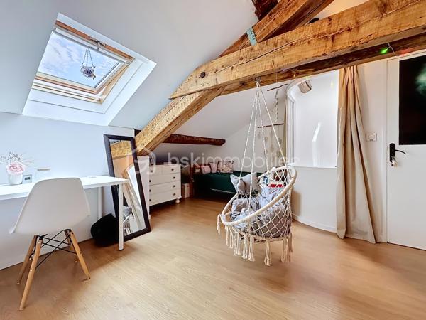 Au cœur d’un bel immeuble ancien en pierre de caractère, découvrez ce superbe appartement familial en duplex situé au quatrième et dernier étage avec ascenseur 

Développant 135 m² Carrez et environ 150 m² de surface utile, ce bien rare séduit immédiatement par ses volumes généreux, sa luminosité, son calme remarquable et son charme authentique préservé.

Traversant, bénéficiant d'une double exposition et d'une magnifique vue dégagée sur les montagnes et la Bastille, l'appartement offre un cadre de vie privilégié tout en profitant d'une très belle cour intérieure arborée et pleine de caractère.

Un premier niveau lumineux et fonctionnel

L'espace de vie principal s'organise autour d'une vaste pièce de réception baignée de lumière grâce à ses grandes ouvertures équipées de double vitrage et de volets roulants électriques.

La cuisine indépendante, entièrement équipée (plaque de cuisson, four et hotte), dispose également d'un espace repas agréable.

L'espace nuit comprend :

Trois belles chambres de caractère
Deux chambres avec placards intégrés
Deux cheminées décoratives apportant charme et authenticité
Une salle d'eau avec douche
Un WC indépendant avec lave-mains
Un vaste cellier pouvant facilement être aménagé en dressing

L'ensemble est sublimé par un véritable parquet massif présent dans toutes les pièces.

Un étage atypique plein de charme

Accessible par un élégant escalier autoportant, le niveau supérieur accueille une grande chambre sous les toits bénéficiant de poutres apparentes, d'un point d'eau et de nombreux espaces de rangement.

Cet ancien galetas aménagé constitue un espace idéal pour une suite parentale, un bureau ou une chambre d'amis.

Des fenêtres de toit (Velux) assurent un excellent apport de lumière naturelle.

Prestations et confort
Chauffage individuel au gaz (chaudière d'environ 10 ans)
Climatisation sur les deux niveaux
Double vitrage
Volets roulants électriques (hors cuisine)
Fibre optique
Ascenseur de plain-pied
Local à vélos
Cave d'environ 16 m²
Galetas complémentaire de 12m²
Très faibles charges de copropriété : environ 1 200 €/an
Taxe foncière : 3 500 €/an
Une copropriété pleine de cachet

Ancienne bâtisse de caractère comprenant notamment une ancienne écurie, la copropriété séduit par sa magnifique cour intérieure végétalisée, son ambiance paisible et quelques places de stationnement.

Les atouts qui font la différence

✓ Dernier étage avec ascenseur
✓ Vue dégagée sur la Bastille et les montagnes
✓ Appartement traversant et très lumineux
✓ Calme absolu
✓ Charme de l'ancien : parquet massif, cheminées, belle hauteur sous plafond
✓ Duplex atypique et familial
✓ Cave et galetas
✓ Climatisation sur les deux niveaux
✓ Faibles charges de copropriété

Un bien rare alliant le cachet de l'ancien, des volumes généreux et une situation privilégiée, idéal pour les amateurs d'appartements de caractère recherchant calme, lumière et vue exceptionnelle.