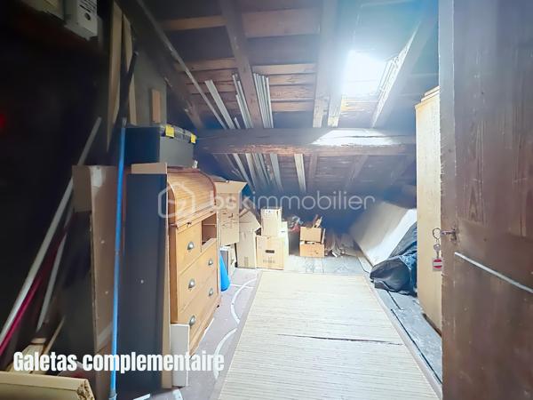Au cœur d’un bel immeuble ancien en pierre de caractère, découvrez ce superbe appartement familial en duplex situé au quatrième et dernier étage avec ascenseur 

Développant 135 m² Carrez et environ 150 m² de surface utile, ce bien rare séduit immédiatement par ses volumes généreux, sa luminosité, son calme remarquable et son charme authentique préservé.

Traversant, bénéficiant d'une double exposition et d'une magnifique vue dégagée sur les montagnes et la Bastille, l'appartement offre un cadre de vie privilégié tout en profitant d'une très belle cour intérieure arborée et pleine de caractère.

Un premier niveau lumineux et fonctionnel

L'espace de vie principal s'organise autour d'une vaste pièce de réception baignée de lumière grâce à ses grandes ouvertures équipées de double vitrage et de volets roulants électriques.

La cuisine indépendante, entièrement équipée (plaque de cuisson, four et hotte), dispose également d'un espace repas agréable.

L'espace nuit comprend :

Trois belles chambres de caractère
Deux chambres avec placards intégrés
Deux cheminées décoratives apportant charme et authenticité
Une salle d'eau avec douche
Un WC indépendant avec lave-mains
Un vaste cellier pouvant facilement être aménagé en dressing

L'ensemble est sublimé par un véritable parquet massif présent dans toutes les pièces.

Un étage atypique plein de charme

Accessible par un élégant escalier autoportant, le niveau supérieur accueille une grande chambre sous les toits bénéficiant de poutres apparentes, d'un point d'eau et de nombreux espaces de rangement.

Cet ancien galetas aménagé constitue un espace idéal pour une suite parentale, un bureau ou une chambre d'amis.

Des fenêtres de toit (Velux) assurent un excellent apport de lumière naturelle.

Prestations et confort
Chauffage individuel au gaz (chaudière d'environ 10 ans)
Climatisation sur les deux niveaux
Double vitrage
Volets roulants électriques (hors cuisine)
Fibre optique
Ascenseur de plain-pied
Local à vélos
Cave d'environ 16 m²
Galetas complémentaire de 12m²
Très faibles charges de copropriété : environ 1 200 €/an
Taxe foncière : 3 500 €/an
Une copropriété pleine de cachet

Ancienne bâtisse de caractère comprenant notamment une ancienne écurie, la copropriété séduit par sa magnifique cour intérieure végétalisée, son ambiance paisible et quelques places de stationnement.

Les atouts qui font la différence

✓ Dernier étage avec ascenseur
✓ Vue dégagée sur la Bastille et les montagnes
✓ Appartement traversant et très lumineux
✓ Calme absolu
✓ Charme de l'ancien : parquet massif, cheminées, belle hauteur sous plafond
✓ Duplex atypique et familial
✓ Cave et galetas
✓ Climatisation sur les deux niveaux
✓ Faibles charges de copropriété

Un bien rare alliant le cachet de l'ancien, des volumes généreux et une situation privilégiée, idéal pour les amateurs d'appartements de caractère recherchant calme, lumière et vue exceptionnelle.