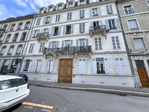 Au cœur d’un bel immeuble ancien en pierre de caractère, découvrez ce superbe appartement familial en duplex situé au quatrième et dernier étage avec ascenseur 

Développant 135 m² Carrez et environ 150 m² de surface utile, ce bien rare séduit immédiatement par ses volumes généreux, sa luminosité, son calme remarquable et son charme authentique préservé.

Traversant, bénéficiant d'une double exposition et d'une magnifique vue dégagée sur les montagnes et la Bastille, l'appartement offre un cadre de vie privilégié tout en profitant d'une très belle cour intérieure arborée et pleine de caractère.

Un premier niveau lumineux et fonctionnel

L'espace de vie principal s'organise autour d'une vaste pièce de réception baignée de lumière grâce à ses grandes ouvertures équipées de double vitrage et de volets roulants électriques.

La cuisine indépendante, entièrement équipée (plaque de cuisson, four et hotte), dispose également d'un espace repas agréable.

L'espace nuit comprend :

Trois belles chambres de caractère
Deux chambres avec placards intégrés
Deux cheminées décoratives apportant charme et authenticité
Une salle d'eau avec douche
Un WC indépendant avec lave-mains
Un vaste cellier pouvant facilement être aménagé en dressing

L'ensemble est sublimé par un véritable parquet massif présent dans toutes les pièces.

Un étage atypique plein de charme

Accessible par un élégant escalier autoportant, le niveau supérieur accueille une grande chambre sous les toits bénéficiant de poutres apparentes, d'un point d'eau et de nombreux espaces de rangement.

Cet ancien galetas aménagé constitue un espace idéal pour une suite parentale, un bureau ou une chambre d'amis.

Des fenêtres de toit (Velux) assurent un excellent apport de lumière naturelle.

Prestations et confort
Chauffage individuel au gaz (chaudière d'environ 10 ans)
Climatisation sur les deux niveaux
Double vitrage
Volets roulants électriques (hors cuisine)
Fibre optique
Ascenseur de plain-pied
Local à vélos
Cave d'environ 16 m²
Galetas complémentaire de 12m²
Très faibles charges de copropriété : environ 1 200 €/an
Taxe foncière : 3 500 €/an
Une copropriété pleine de cachet

Ancienne bâtisse de caractère comprenant notamment une ancienne écurie, la copropriété séduit par sa magnifique cour intérieure végétalisée, son ambiance paisible et quelques places de stationnement.

Les atouts qui font la différence

✓ Dernier étage avec ascenseur
✓ Vue dégagée sur la Bastille et les montagnes
✓ Appartement traversant et très lumineux
✓ Calme absolu
✓ Charme de l'ancien : parquet massif, cheminées, belle hauteur sous plafond
✓ Duplex atypique et familial
✓ Cave et galetas
✓ Climatisation sur les deux niveaux
✓ Faibles charges de copropriété

Un bien rare alliant le cachet de l'ancien, des volumes généreux et une situation privilégiée, idéal pour les amateurs d'appartements de caractère recherchant calme, lumière et vue exceptionnelle.