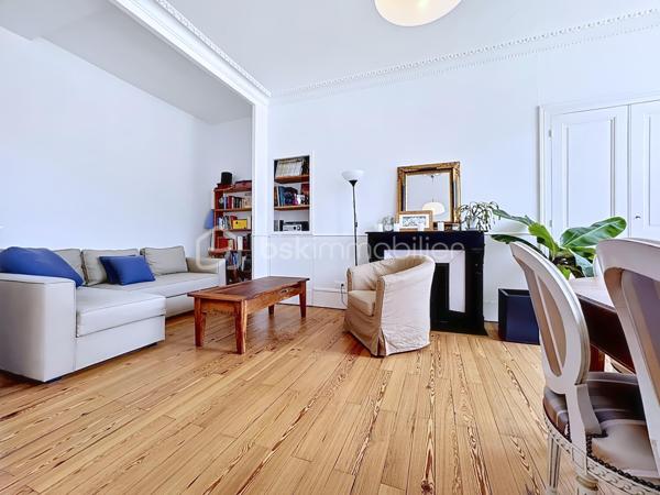 Au cœur d’un bel immeuble ancien en pierre de caractère, découvrez ce superbe appartement familial en duplex situé au quatrième et dernier étage avec ascenseur 

Développant 135 m² Carrez et environ 150 m² de surface utile, ce bien rare séduit immédiatement par ses volumes généreux, sa luminosité, son calme remarquable et son charme authentique préservé.

Traversant, bénéficiant d'une double exposition et d'une magnifique vue dégagée sur les montagnes et la Bastille, l'appartement offre un cadre de vie privilégié tout en profitant d'une très belle cour intérieure arborée et pleine de caractère.

Un premier niveau lumineux et fonctionnel

L'espace de vie principal s'organise autour d'une vaste pièce de réception baignée de lumière grâce à ses grandes ouvertures équipées de double vitrage et de volets roulants électriques.

La cuisine indépendante, entièrement équipée (plaque de cuisson, four et hotte), dispose également d'un espace repas agréable.

L'espace nuit comprend :

Trois belles chambres de caractère
Deux chambres avec placards intégrés
Deux cheminées décoratives apportant charme et authenticité
Une salle d'eau avec douche
Un WC indépendant avec lave-mains
Un vaste cellier pouvant facilement être aménagé en dressing

L'ensemble est sublimé par un véritable parquet massif présent dans toutes les pièces.

Un étage atypique plein de charme

Accessible par un élégant escalier autoportant, le niveau supérieur accueille une grande chambre sous les toits bénéficiant de poutres apparentes, d'un point d'eau et de nombreux espaces de rangement.

Cet ancien galetas aménagé constitue un espace idéal pour une suite parentale, un bureau ou une chambre d'amis.

Des fenêtres de toit (Velux) assurent un excellent apport de lumière naturelle.

Prestations et confort
Chauffage individuel au gaz (chaudière d'environ 10 ans)
Climatisation sur les deux niveaux
Double vitrage
Volets roulants électriques (hors cuisine)
Fibre optique
Ascenseur de plain-pied
Local à vélos
Cave d'environ 16 m²
Galetas complémentaire de 12m²
Très faibles charges de copropriété : environ 1 200 €/an
Taxe foncière : 3 500 €/an
Une copropriété pleine de cachet

Ancienne bâtisse de caractère comprenant notamment une ancienne écurie, la copropriété séduit par sa magnifique cour intérieure végétalisée, son ambiance paisible et quelques places de stationnement.

Les atouts qui font la différence

✓ Dernier étage avec ascenseur
✓ Vue dégagée sur la Bastille et les montagnes
✓ Appartement traversant et très lumineux
✓ Calme absolu
✓ Charme de l'ancien : parquet massif, cheminées, belle hauteur sous plafond
✓ Duplex atypique et familial
✓ Cave et galetas
✓ Climatisation sur les deux niveaux
✓ Faibles charges de copropriété

Un bien rare alliant le cachet de l'ancien, des volumes généreux et une situation privilégiée, idéal pour les amateurs d'appartements de caractère recherchant calme, lumière et vue exceptionnelle.