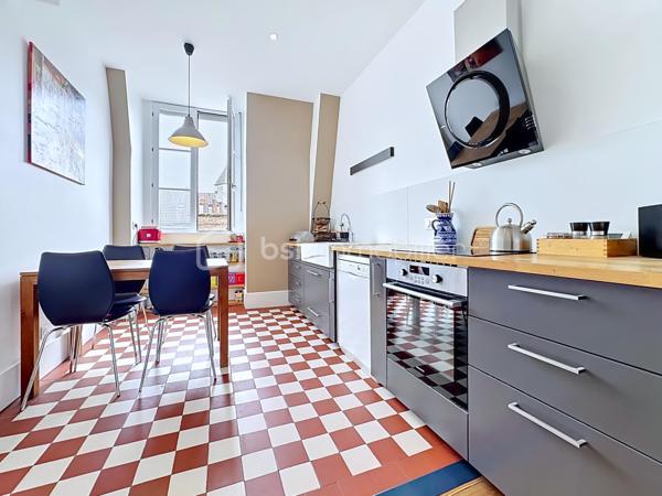 Au cœur d’un bel immeuble ancien en pierre de caractère, découvrez ce superbe appartement familial en duplex situé au quatrième et dernier étage avec ascenseur 

Développant 135 m² Carrez et environ 150 m² de surface utile, ce bien rare séduit immédiatement par ses volumes généreux, sa luminosité, son calme remarquable et son charme authentique préservé.

Traversant, bénéficiant d'une double exposition et d'une magnifique vue dégagée sur les montagnes et la Bastille, l'appartement offre un cadre de vie privilégié tout en profitant d'une très belle cour intérieure arborée et pleine de caractère.

Un premier niveau lumineux et fonctionnel

L'espace de vie principal s'organise autour d'une vaste pièce de réception baignée de lumière grâce à ses grandes ouvertures équipées de double vitrage et de volets roulants électriques.

La cuisine indépendante, entièrement équipée (plaque de cuisson, four et hotte), dispose également d'un espace repas agréable.

L'espace nuit comprend :

Trois belles chambres de caractère
Deux chambres avec placards intégrés
Deux cheminées décoratives apportant charme et authenticité
Une salle d'eau avec douche
Un WC indépendant avec lave-mains
Un vaste cellier pouvant facilement être aménagé en dressing

L'ensemble est sublimé par un véritable parquet massif présent dans toutes les pièces.

Un étage atypique plein de charme

Accessible par un élégant escalier autoportant, le niveau supérieur accueille une grande chambre sous les toits bénéficiant de poutres apparentes, d'un point d'eau et de nombreux espaces de rangement.

Cet ancien galetas aménagé constitue un espace idéal pour une suite parentale, un bureau ou une chambre d'amis.

Des fenêtres de toit (Velux) assurent un excellent apport de lumière naturelle.

Prestations et confort
Chauffage individuel au gaz (chaudière d'environ 10 ans)
Climatisation sur les deux niveaux
Double vitrage
Volets roulants électriques (hors cuisine)
Fibre optique
Ascenseur de plain-pied
Local à vélos
Cave d'environ 16 m²
Galetas complémentaire de 12m²
Très faibles charges de copropriété : environ 1 200 €/an
Taxe foncière : 3 500 €/an
Une copropriété pleine de cachet

Ancienne bâtisse de caractère comprenant notamment une ancienne écurie, la copropriété séduit par sa magnifique cour intérieure végétalisée, son ambiance paisible et quelques places de stationnement.

Les atouts qui font la différence

✓ Dernier étage avec ascenseur
✓ Vue dégagée sur la Bastille et les montagnes
✓ Appartement traversant et très lumineux
✓ Calme absolu
✓ Charme de l'ancien : parquet massif, cheminées, belle hauteur sous plafond
✓ Duplex atypique et familial
✓ Cave et galetas
✓ Climatisation sur les deux niveaux
✓ Faibles charges de copropriété

Un bien rare alliant le cachet de l'ancien, des volumes généreux et une situation privilégiée, idéal pour les amateurs d'appartements de caractère recherchant calme, lumière et vue exceptionnelle.