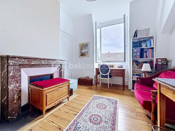 Au cœur d’un bel immeuble ancien en pierre de caractère, découvrez ce superbe appartement familial en duplex situé au quatrième et dernier étage avec ascenseur 

Développant 135 m² Carrez et environ 150 m² de surface utile, ce bien rare séduit immédiatement par ses volumes généreux, sa luminosité, son calme remarquable et son charme authentique préservé.

Traversant, bénéficiant d'une double exposition et d'une magnifique vue dégagée sur les montagnes et la Bastille, l'appartement offre un cadre de vie privilégié tout en profitant d'une très belle cour intérieure arborée et pleine de caractère.

Un premier niveau lumineux et fonctionnel

L'espace de vie principal s'organise autour d'une vaste pièce de réception baignée de lumière grâce à ses grandes ouvertures équipées de double vitrage et de volets roulants électriques.

La cuisine indépendante, entièrement équipée (plaque de cuisson, four et hotte), dispose également d'un espace repas agréable.

L'espace nuit comprend :

Trois belles chambres de caractère
Deux chambres avec placards intégrés
Deux cheminées décoratives apportant charme et authenticité
Une salle d'eau avec douche
Un WC indépendant avec lave-mains
Un vaste cellier pouvant facilement être aménagé en dressing

L'ensemble est sublimé par un véritable parquet massif présent dans toutes les pièces.

Un étage atypique plein de charme

Accessible par un élégant escalier autoportant, le niveau supérieur accueille une grande chambre sous les toits bénéficiant de poutres apparentes, d'un point d'eau et de nombreux espaces de rangement.

Cet ancien galetas aménagé constitue un espace idéal pour une suite parentale, un bureau ou une chambre d'amis.

Des fenêtres de toit (Velux) assurent un excellent apport de lumière naturelle.

Prestations et confort
Chauffage individuel au gaz (chaudière d'environ 10 ans)
Climatisation sur les deux niveaux
Double vitrage
Volets roulants électriques (hors cuisine)
Fibre optique
Ascenseur de plain-pied
Local à vélos
Cave d'environ 16 m²
Galetas complémentaire de 12m²
Très faibles charges de copropriété : environ 1 200 €/an
Taxe foncière : 3 500 €/an
Une copropriété pleine de cachet

Ancienne bâtisse de caractère comprenant notamment une ancienne écurie, la copropriété séduit par sa magnifique cour intérieure végétalisée, son ambiance paisible et quelques places de stationnement.

Les atouts qui font la différence

✓ Dernier étage avec ascenseur
✓ Vue dégagée sur la Bastille et les montagnes
✓ Appartement traversant et très lumineux
✓ Calme absolu
✓ Charme de l'ancien : parquet massif, cheminées, belle hauteur sous plafond
✓ Duplex atypique et familial
✓ Cave et galetas
✓ Climatisation sur les deux niveaux
✓ Faibles charges de copropriété

Un bien rare alliant le cachet de l'ancien, des volumes généreux et une situation privilégiée, idéal pour les amateurs d'appartements de caractère recherchant calme, lumière et vue exceptionnelle.