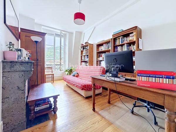 Au cœur d’un bel immeuble ancien en pierre de caractère, découvrez ce superbe appartement familial en duplex situé au quatrième et dernier étage avec ascenseur 

Développant 135 m² Carrez et environ 150 m² de surface utile, ce bien rare séduit immédiatement par ses volumes généreux, sa luminosité, son calme remarquable et son charme authentique préservé.

Traversant, bénéficiant d'une double exposition et d'une magnifique vue dégagée sur les montagnes et la Bastille, l'appartement offre un cadre de vie privilégié tout en profitant d'une très belle cour intérieure arborée et pleine de caractère.

Un premier niveau lumineux et fonctionnel

L'espace de vie principal s'organise autour d'une vaste pièce de réception baignée de lumière grâce à ses grandes ouvertures équipées de double vitrage et de volets roulants électriques.

La cuisine indépendante, entièrement équipée (plaque de cuisson, four et hotte), dispose également d'un espace repas agréable.

L'espace nuit comprend :

Trois belles chambres de caractère
Deux chambres avec placards intégrés
Deux cheminées décoratives apportant charme et authenticité
Une salle d'eau avec douche
Un WC indépendant avec lave-mains
Un vaste cellier pouvant facilement être aménagé en dressing

L'ensemble est sublimé par un véritable parquet massif présent dans toutes les pièces.

Un étage atypique plein de charme

Accessible par un élégant escalier autoportant, le niveau supérieur accueille une grande chambre sous les toits bénéficiant de poutres apparentes, d'un point d'eau et de nombreux espaces de rangement.

Cet ancien galetas aménagé constitue un espace idéal pour une suite parentale, un bureau ou une chambre d'amis.

Des fenêtres de toit (Velux) assurent un excellent apport de lumière naturelle.

Prestations et confort
Chauffage individuel au gaz (chaudière d'environ 10 ans)
Climatisation sur les deux niveaux
Double vitrage
Volets roulants électriques (hors cuisine)
Fibre optique
Ascenseur de plain-pied
Local à vélos
Cave d'environ 16 m²
Galetas complémentaire de 12m²
Très faibles charges de copropriété : environ 1 200 €/an
Taxe foncière : 3 500 €/an
Une copropriété pleine de cachet

Ancienne bâtisse de caractère comprenant notamment une ancienne écurie, la copropriété séduit par sa magnifique cour intérieure végétalisée, son ambiance paisible et quelques places de stationnement.

Les atouts qui font la différence

✓ Dernier étage avec ascenseur
✓ Vue dégagée sur la Bastille et les montagnes
✓ Appartement traversant et très lumineux
✓ Calme absolu
✓ Charme de l'ancien : parquet massif, cheminées, belle hauteur sous plafond
✓ Duplex atypique et familial
✓ Cave et galetas
✓ Climatisation sur les deux niveaux
✓ Faibles charges de copropriété

Un bien rare alliant le cachet de l'ancien, des volumes généreux et une situation privilégiée, idéal pour les amateurs d'appartements de caractère recherchant calme, lumière et vue exceptionnelle.