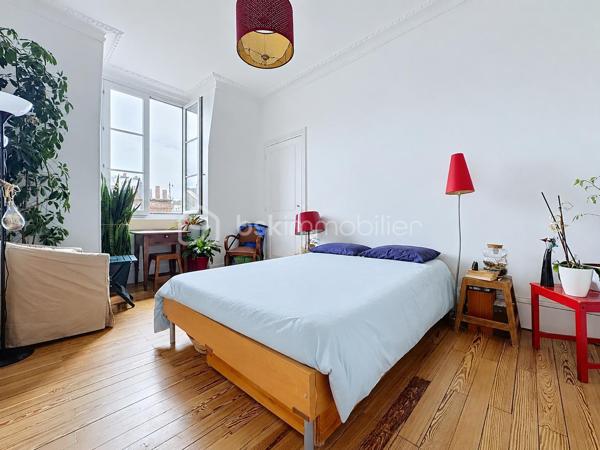 Au cœur d’un bel immeuble ancien en pierre de caractère, découvrez ce superbe appartement familial en duplex situé au quatrième et dernier étage avec ascenseur 

Développant 135 m² Carrez et environ 150 m² de surface utile, ce bien rare séduit immédiatement par ses volumes généreux, sa luminosité, son calme remarquable et son charme authentique préservé.

Traversant, bénéficiant d'une double exposition et d'une magnifique vue dégagée sur les montagnes et la Bastille, l'appartement offre un cadre de vie privilégié tout en profitant d'une très belle cour intérieure arborée et pleine de caractère.

Un premier niveau lumineux et fonctionnel

L'espace de vie principal s'organise autour d'une vaste pièce de réception baignée de lumière grâce à ses grandes ouvertures équipées de double vitrage et de volets roulants électriques.

La cuisine indépendante, entièrement équipée (plaque de cuisson, four et hotte), dispose également d'un espace repas agréable.

L'espace nuit comprend :

Trois belles chambres de caractère
Deux chambres avec placards intégrés
Deux cheminées décoratives apportant charme et authenticité
Une salle d'eau avec douche
Un WC indépendant avec lave-mains
Un vaste cellier pouvant facilement être aménagé en dressing

L'ensemble est sublimé par un véritable parquet massif présent dans toutes les pièces.

Un étage atypique plein de charme

Accessible par un élégant escalier autoportant, le niveau supérieur accueille une grande chambre sous les toits bénéficiant de poutres apparentes, d'un point d'eau et de nombreux espaces de rangement.

Cet ancien galetas aménagé constitue un espace idéal pour une suite parentale, un bureau ou une chambre d'amis.

Des fenêtres de toit (Velux) assurent un excellent apport de lumière naturelle.

Prestations et confort
Chauffage individuel au gaz (chaudière d'environ 10 ans)
Climatisation sur les deux niveaux
Double vitrage
Volets roulants électriques (hors cuisine)
Fibre optique
Ascenseur de plain-pied
Local à vélos
Cave d'environ 16 m²
Galetas complémentaire de 12m²
Très faibles charges de copropriété : environ 1 200 €/an
Taxe foncière : 3 500 €/an
Une copropriété pleine de cachet

Ancienne bâtisse de caractère comprenant notamment une ancienne écurie, la copropriété séduit par sa magnifique cour intérieure végétalisée, son ambiance paisible et quelques places de stationnement.

Les atouts qui font la différence

✓ Dernier étage avec ascenseur
✓ Vue dégagée sur la Bastille et les montagnes
✓ Appartement traversant et très lumineux
✓ Calme absolu
✓ Charme de l'ancien : parquet massif, cheminées, belle hauteur sous plafond
✓ Duplex atypique et familial
✓ Cave et galetas
✓ Climatisation sur les deux niveaux
✓ Faibles charges de copropriété

Un bien rare alliant le cachet de l'ancien, des volumes généreux et une situation privilégiée, idéal pour les amateurs d'appartements de caractère recherchant calme, lumière et vue exceptionnelle.
