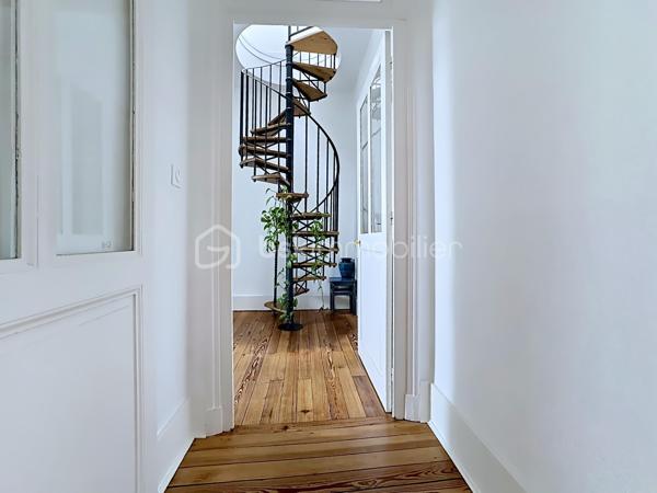 Au cœur d’un bel immeuble ancien en pierre de caractère, découvrez ce superbe appartement familial en duplex situé au quatrième et dernier étage avec ascenseur 

Développant 135 m² Carrez et environ 150 m² de surface utile, ce bien rare séduit immédiatement par ses volumes généreux, sa luminosité, son calme remarquable et son charme authentique préservé.

Traversant, bénéficiant d'une double exposition et d'une magnifique vue dégagée sur les montagnes et la Bastille, l'appartement offre un cadre de vie privilégié tout en profitant d'une très belle cour intérieure arborée et pleine de caractère.

Un premier niveau lumineux et fonctionnel

L'espace de vie principal s'organise autour d'une vaste pièce de réception baignée de lumière grâce à ses grandes ouvertures équipées de double vitrage et de volets roulants électriques.

La cuisine indépendante, entièrement équipée (plaque de cuisson, four et hotte), dispose également d'un espace repas agréable.

L'espace nuit comprend :

Trois belles chambres de caractère
Deux chambres avec placards intégrés
Deux cheminées décoratives apportant charme et authenticité
Une salle d'eau avec douche
Un WC indépendant avec lave-mains
Un vaste cellier pouvant facilement être aménagé en dressing

L'ensemble est sublimé par un véritable parquet massif présent dans toutes les pièces.

Un étage atypique plein de charme

Accessible par un élégant escalier autoportant, le niveau supérieur accueille une grande chambre sous les toits bénéficiant de poutres apparentes, d'un point d'eau et de nombreux espaces de rangement.

Cet ancien galetas aménagé constitue un espace idéal pour une suite parentale, un bureau ou une chambre d'amis.

Des fenêtres de toit (Velux) assurent un excellent apport de lumière naturelle.

Prestations et confort
Chauffage individuel au gaz (chaudière d'environ 10 ans)
Climatisation sur les deux niveaux
Double vitrage
Volets roulants électriques (hors cuisine)
Fibre optique
Ascenseur de plain-pied
Local à vélos
Cave d'environ 16 m²
Galetas complémentaire de 12m²
Très faibles charges de copropriété : environ 1 200 €/an
Taxe foncière : 3 500 €/an
Une copropriété pleine de cachet

Ancienne bâtisse de caractère comprenant notamment une ancienne écurie, la copropriété séduit par sa magnifique cour intérieure végétalisée, son ambiance paisible et quelques places de stationnement.

Les atouts qui font la différence

✓ Dernier étage avec ascenseur
✓ Vue dégagée sur la Bastille et les montagnes
✓ Appartement traversant et très lumineux
✓ Calme absolu
✓ Charme de l'ancien : parquet massif, cheminées, belle hauteur sous plafond
✓ Duplex atypique et familial
✓ Cave et galetas
✓ Climatisation sur les deux niveaux
✓ Faibles charges de copropriété

Un bien rare alliant le cachet de l'ancien, des volumes généreux et une situation privilégiée, idéal pour les amateurs d'appartements de caractère recherchant calme, lumière et vue exceptionnelle.