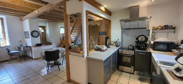 ALBERTVILLE SAINT-SIGISMOND (73200) – LE CHARME D'UNE MAISON DE VILLE AVEC COUR ET TERRASSE PRIVATIVES