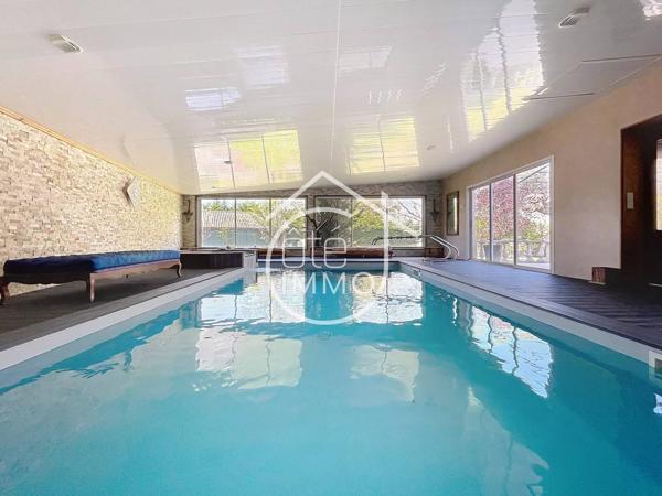 SAINT-MICHEL-DE-MONTAIGNE: Grande propriété en pierre avec piscine intérieure