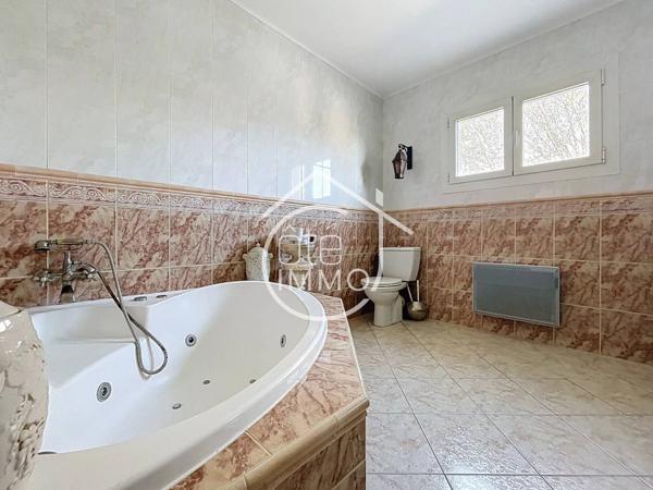 SAINT-MICHEL-DE-MONTAIGNE: Grande propriété en pierre avec piscine intérieure