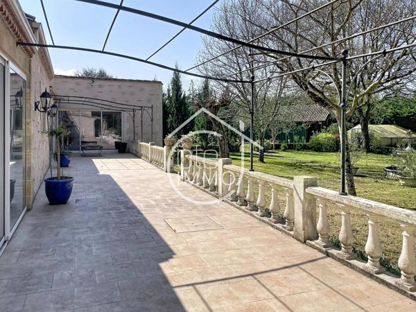 SAINT-MICHEL-DE-MONTAIGNE: Grande propriété en pierre avec piscine intérieure