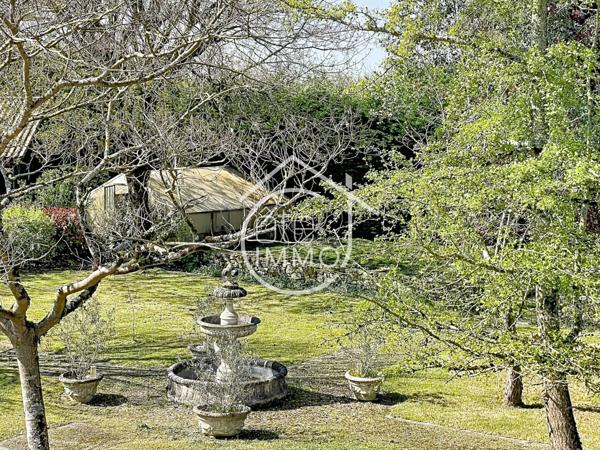 SAINT-MICHEL-DE-MONTAIGNE: Grande propriété en pierre avec piscine intérieure